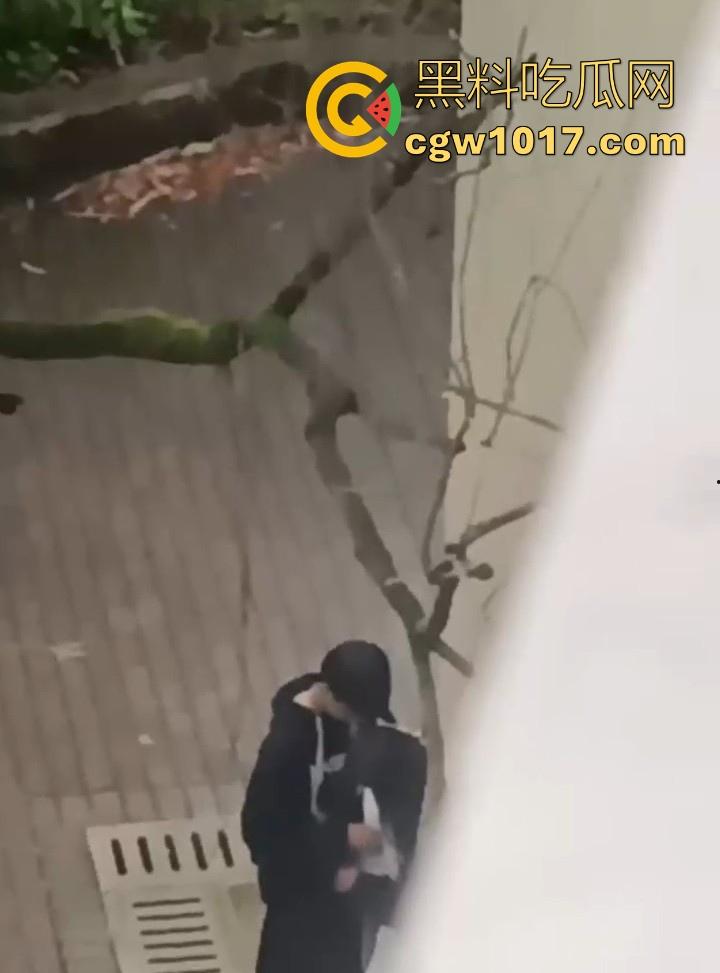 湖南师范大学宿舍角落小情侣偷情,我扣你的逼 你撸我的鸡,激情四射啊!熟悉的角落,熟悉的人,熟悉的动作!-7