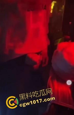 湖南长沙骑士酒吧又玩出新高度,女DJ现场给富二代口交,暴力深喉输出,还当众后入,卧槽玩这么刺激的吗!!-8