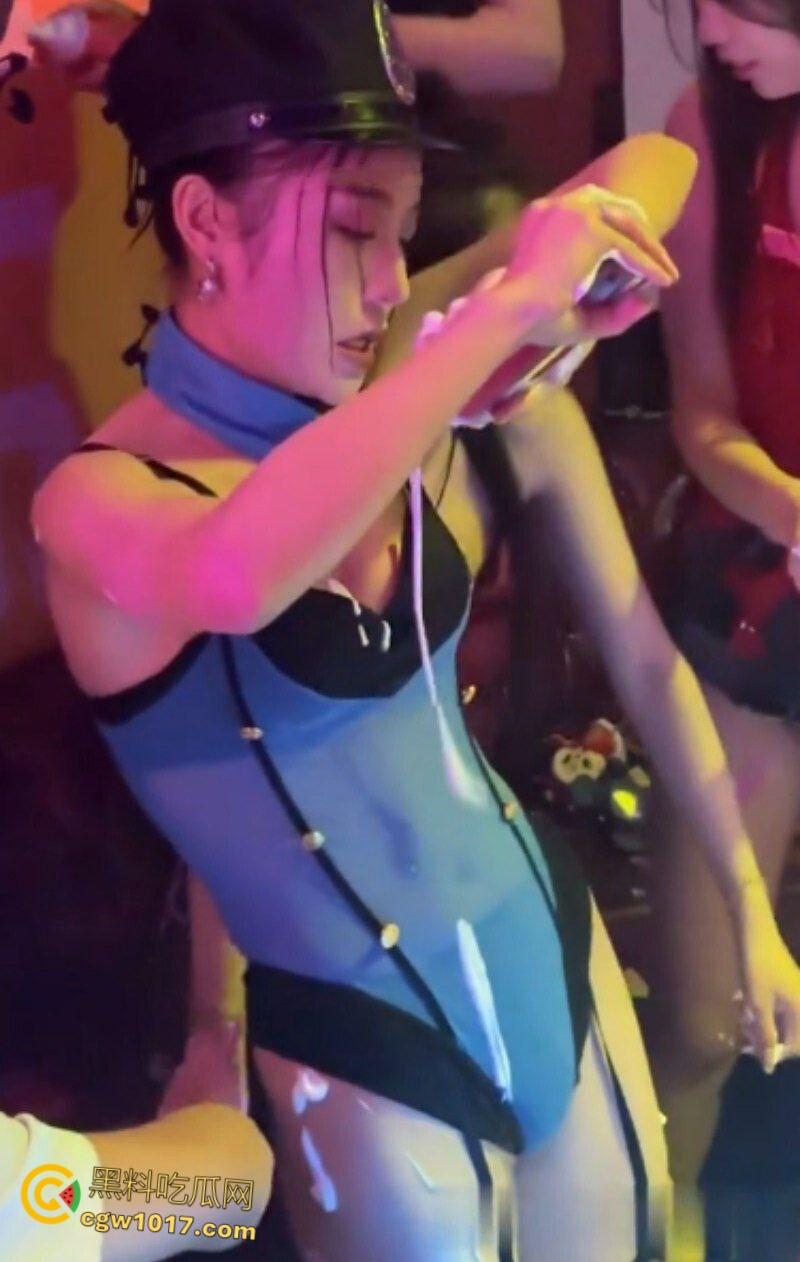 开单狗推酒吧狂爆金币,极品身材性感美女香槟湿身热舞,黑丝翘臀性感诱人,尺度炸裂到极致!-1