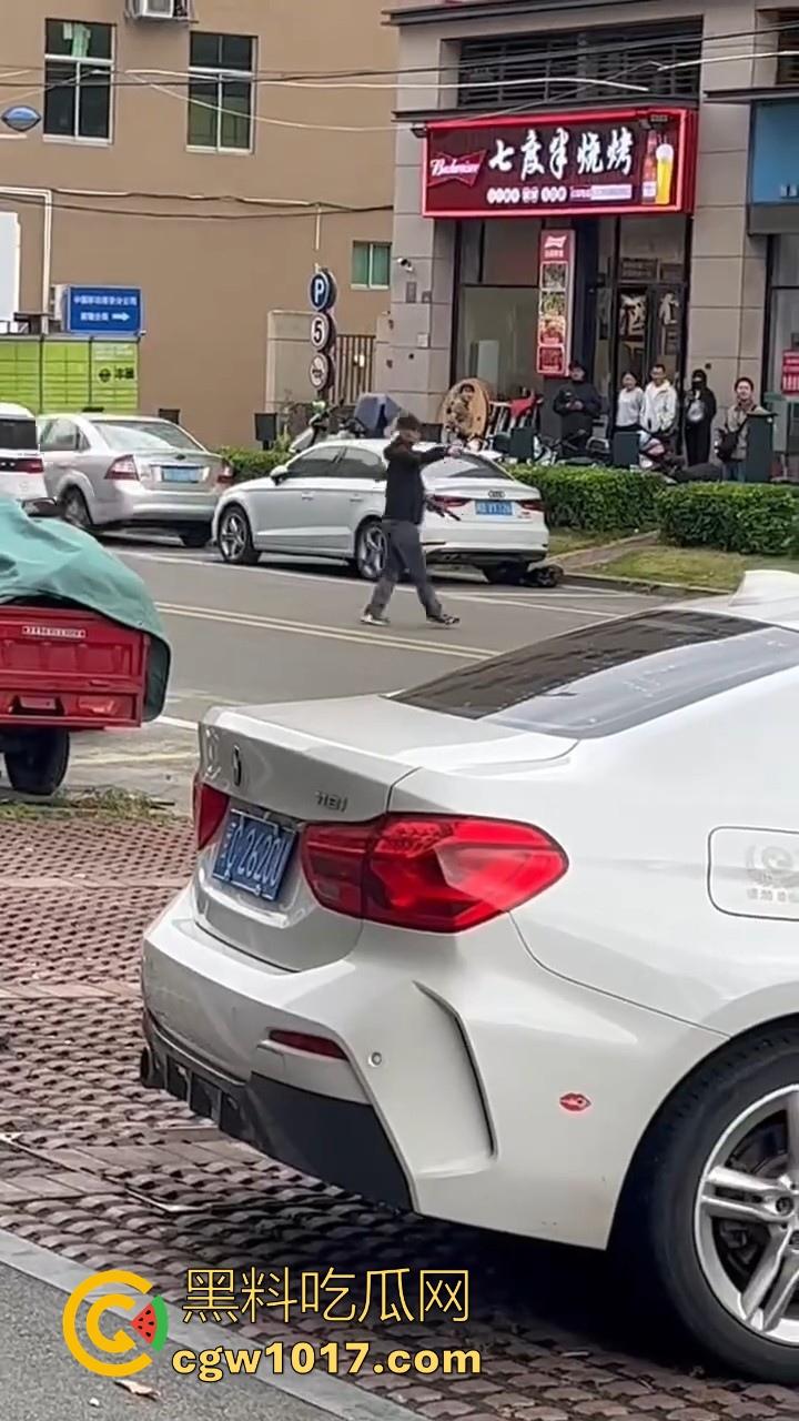 惠安男子拿把玩具枪当路霸，马路中央举起AK对过往车辆拦停，嘴里喊着执行公务，手中的枪发出音响笑死！-6