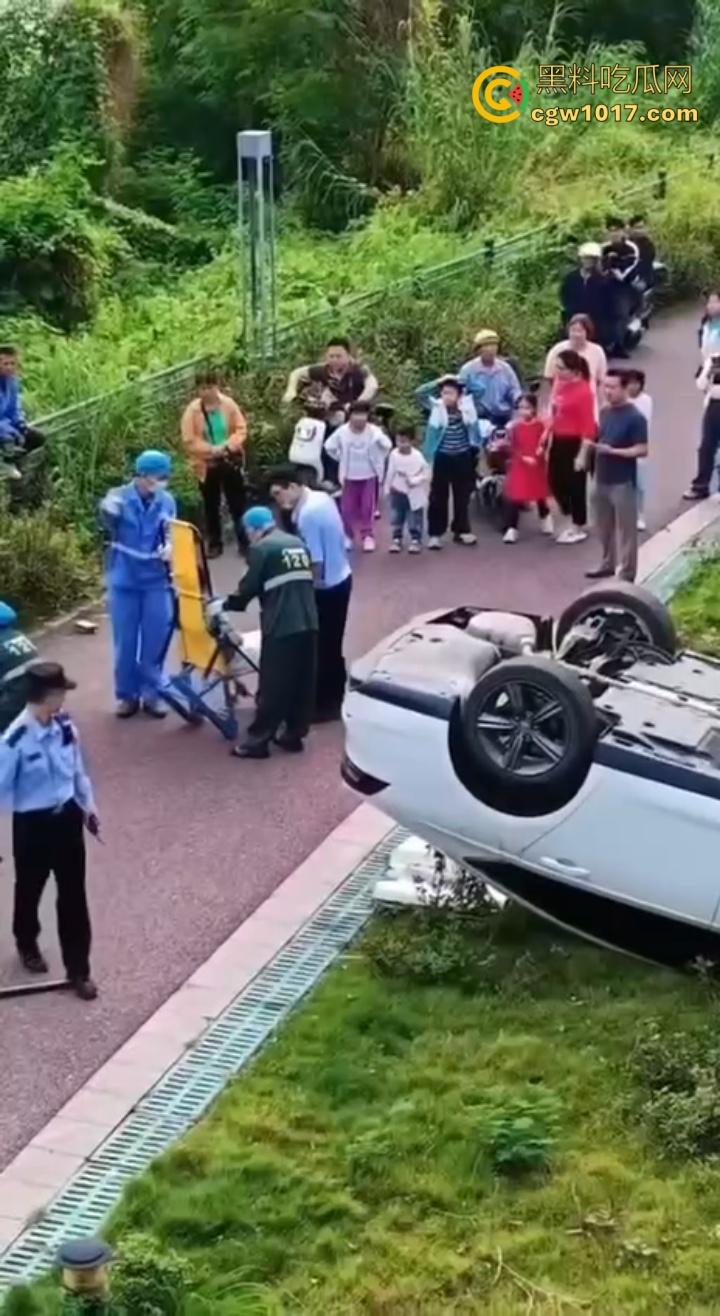 广东肇庆端州江滨堤,长发男司机疲劳驾驶,导致车辆失控开下堤坝,车辆翻滚险些酿成惨剧 !-3