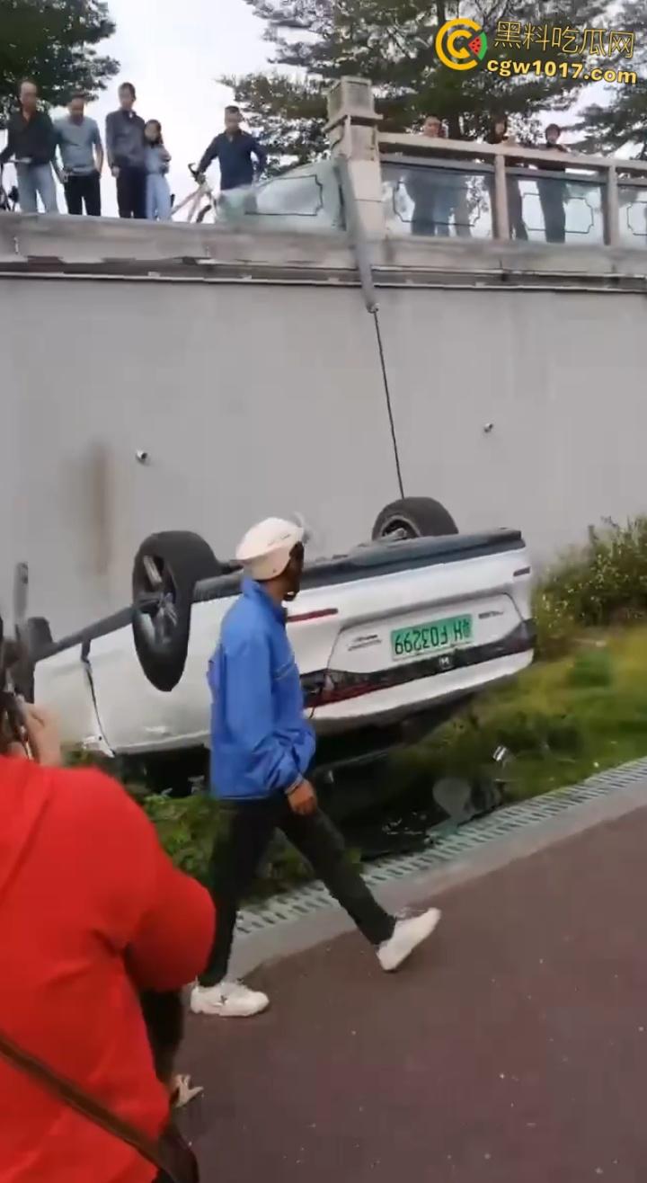 广东肇庆端州江滨堤,长发男司机疲劳驾驶,导致车辆失控开下堤坝,车辆翻滚险些酿成惨剧 !-7
