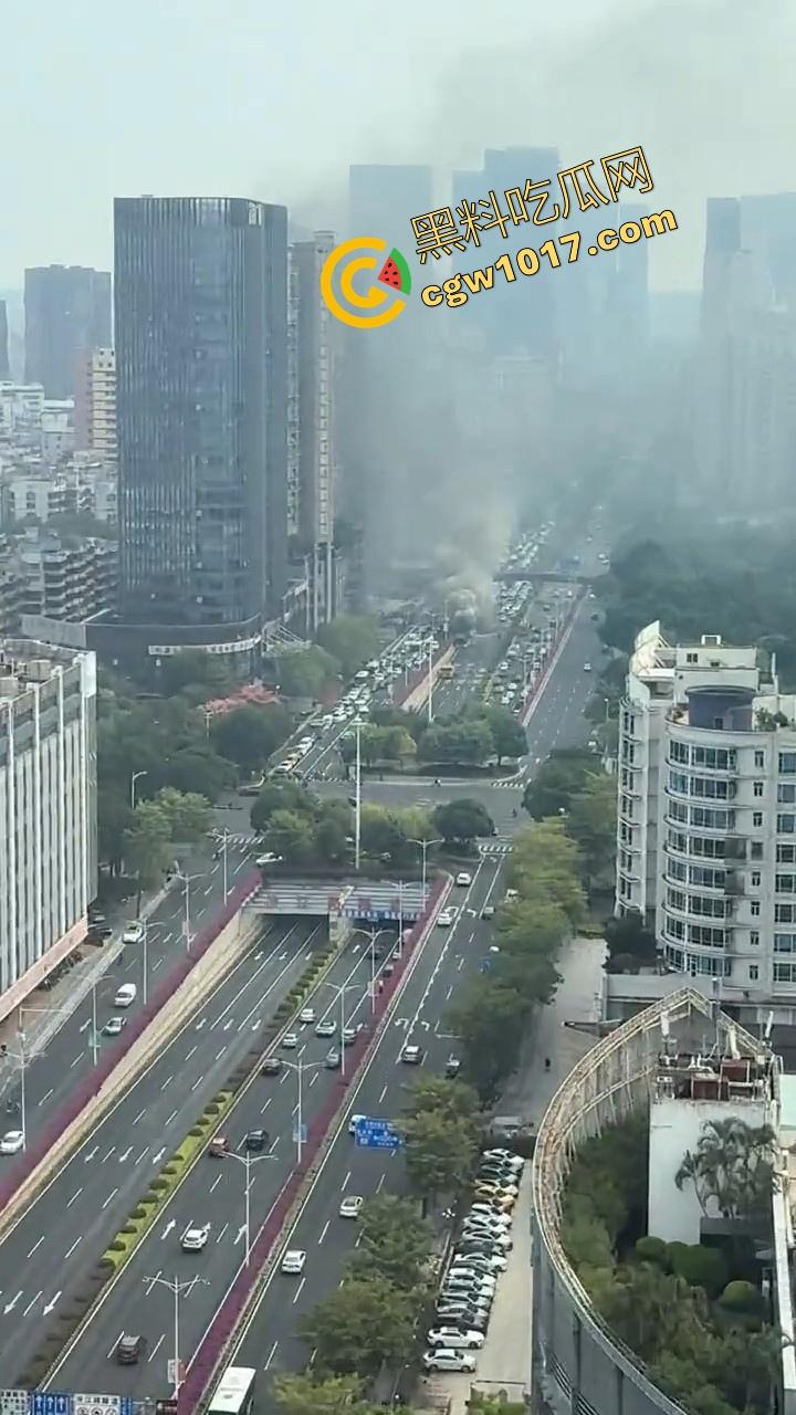 广东佛山季华园隧道口公交车发生自燃,现场浓烟滚滚,火势极其的大,具体自燃原因还待查明!-1