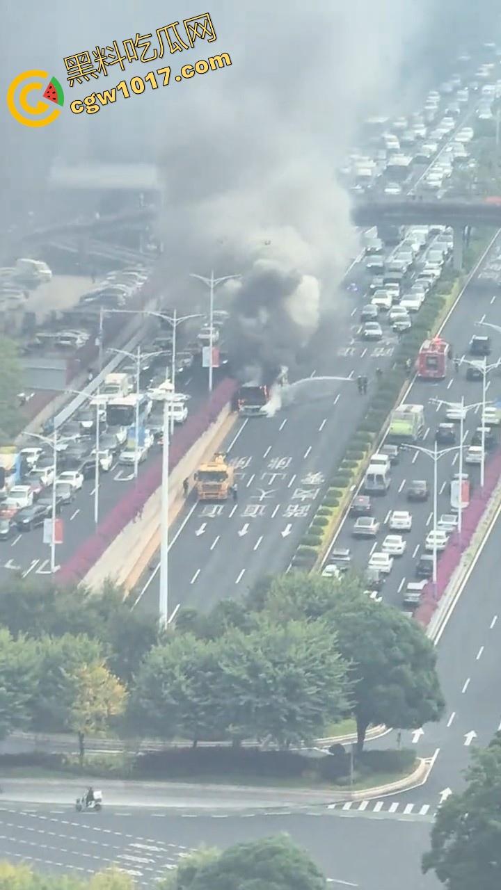 广东佛山季华园隧道口公交车发生自燃,现场浓烟滚滚,火势极其的大,具体自燃原因还待查明!-2