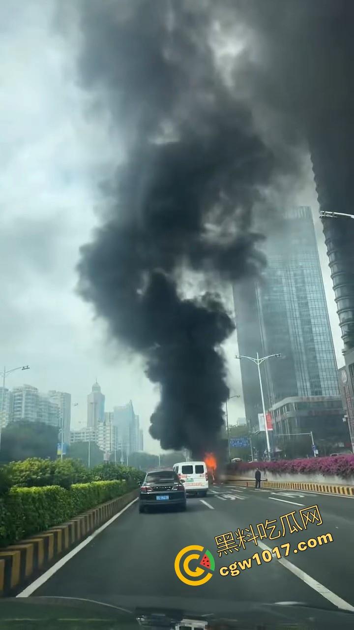 广东佛山季华园隧道口公交车发生自燃,现场浓烟滚滚,火势极其的大,具体自燃原因还待查明!-4