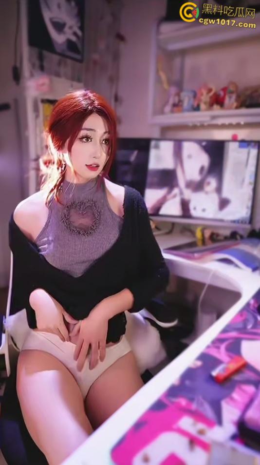 推特TS博主【辣辣姜不辣】,直播打飞机发簪插尿道自慰, 猛操高颜值娇小女友,女相男身男女通吃!-1