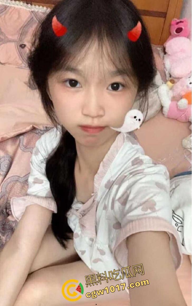 表面清纯可爱学生妹【邢可欣】长得一副人畜无害的脸，实则私下却是自慰福利姬，这小穴自插捅的，淫水泛滥！-14