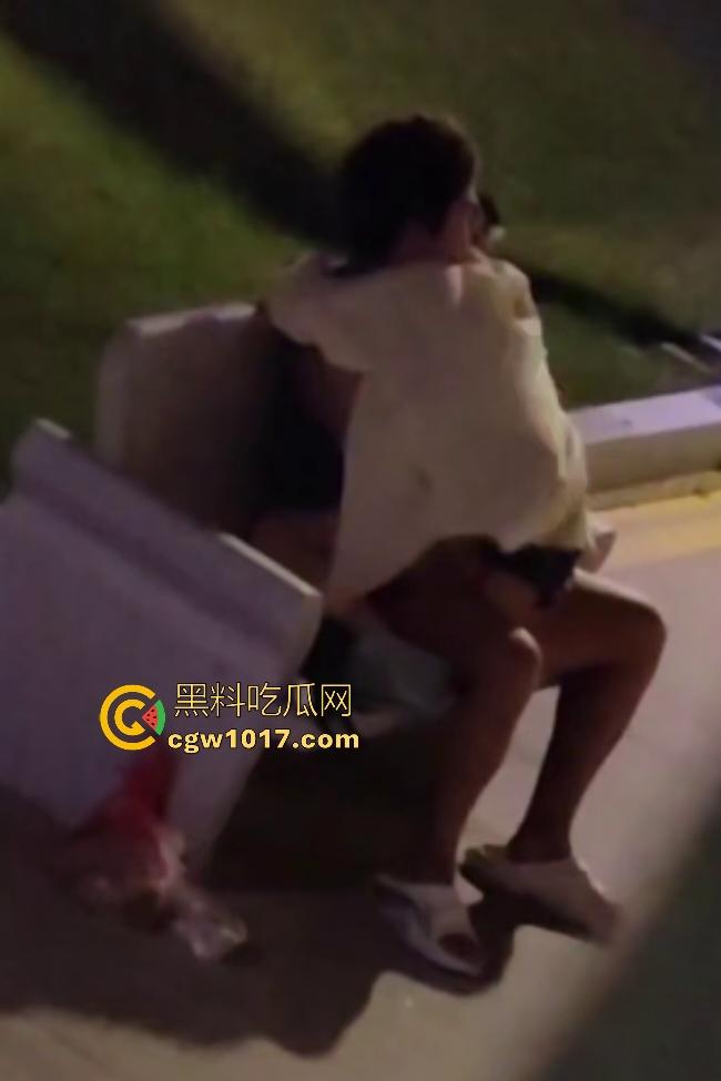 从白天到黑夜,4号楼教学楼户外石椅,校园男女搔痒难耐,穿开裆裤疯狂骑乘!书扔地上,奶子握在手里!-4