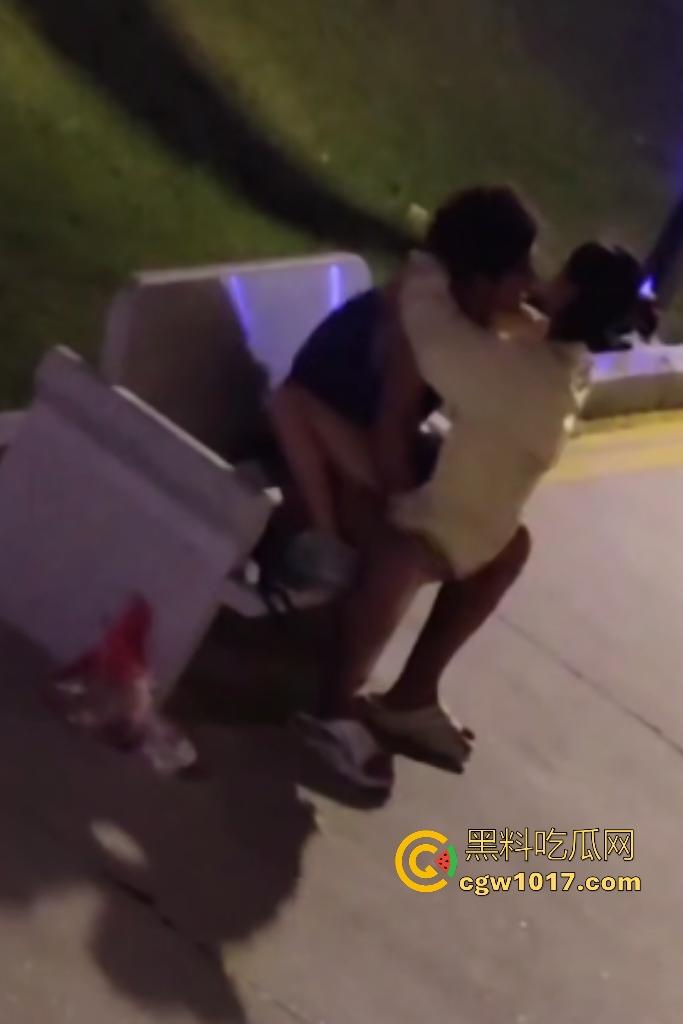 从白天到黑夜,4号楼教学楼户外石椅,校园男女搔痒难耐,穿开裆裤疯狂骑乘!书扔地上,奶子握在手里!-7