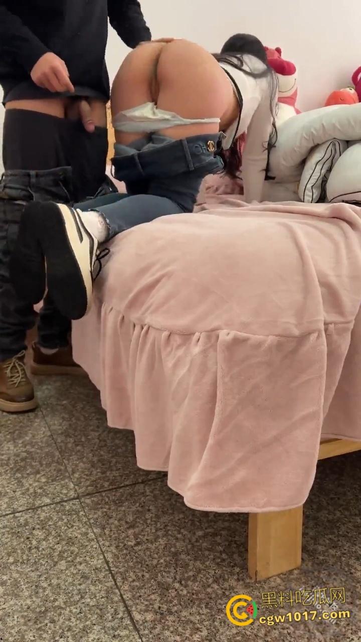 让姐姐插着跳蛋打扫卫生，饥渴奶奶的的姐姐，捏着奶子还喊着爸爸操我，按住头疯狂口交，后入内射小嫩穴！-7