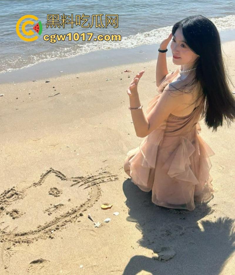 海南极品英语老师【刘玉瑶】跟男友性爱视频曝光,课后做爱释放欲望,狂扣肥逼抱起猛操,啪啪声回荡室内,端庄女教师私下野性十足!-1