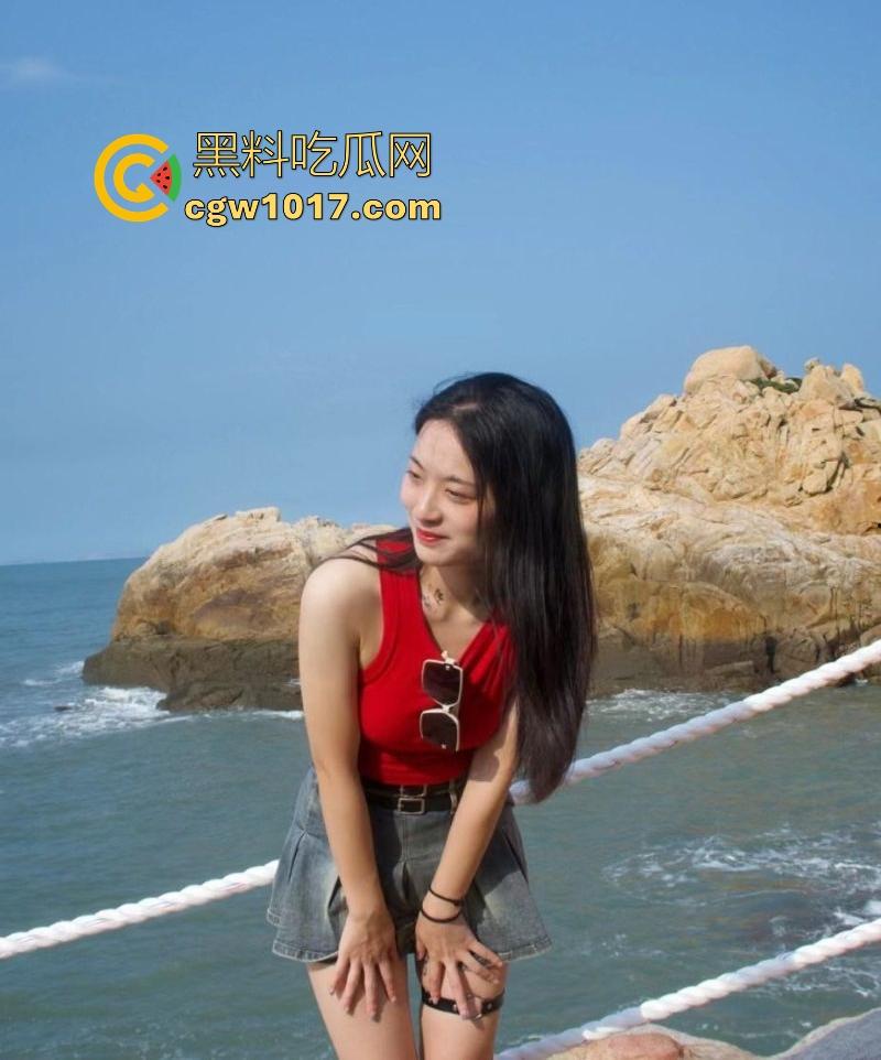 海南极品英语老师【刘玉瑶】跟男友性爱视频曝光,课后做爱释放欲望,狂扣肥逼抱起猛操,啪啪声回荡室内,端庄女教师私下野性十足!-5