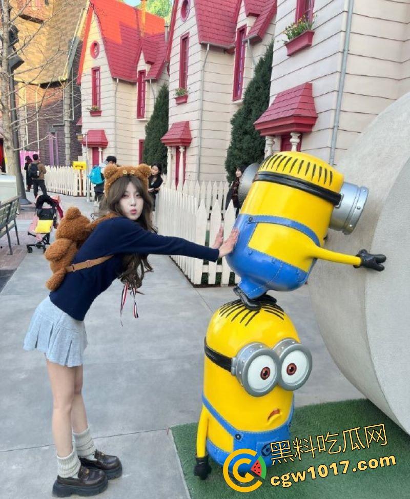 潍坊艺校摩天轮百米啪啪女主【袁雯晴】最新做爱视频曝光,高颜值小母狗,日常吃鸡做爱,各种场所都尝试过,玩法花式挑逗你下体!-2