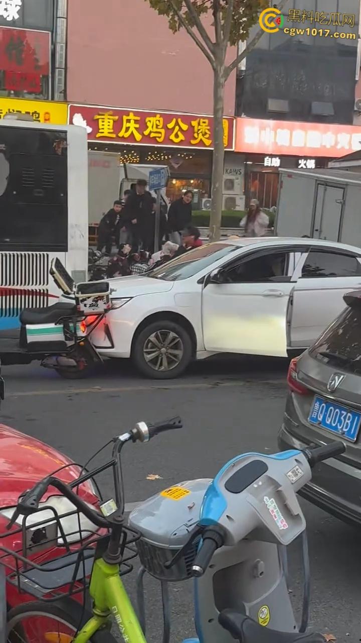 山东日照银色小车撞倒外卖小哥，下车后非但不道歉，反倒暴跳如雷，还遭司机浇水辱骂，路人怒斥霸凌 ！-1