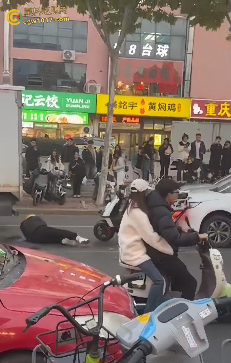 山东日照银色小车撞倒外卖小哥，下车后非但不道歉，反倒暴跳如雷，还遭司机浇水辱骂，路人怒斥霸凌 ！-2