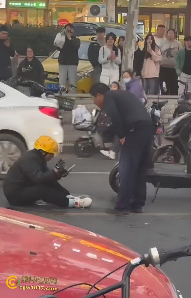 山东日照银色小车撞倒外卖小哥，下车后非但不道歉，反倒暴跳如雷，还遭司机浇水辱骂，路人怒斥霸凌 ！-4