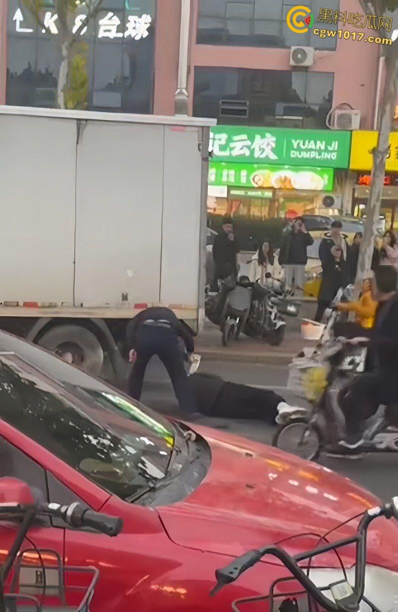 山东日照银色小车撞倒外卖小哥，下车后非但不道歉，反倒暴跳如雷，还遭司机浇水辱骂，路人怒斥霸凌 ！-5