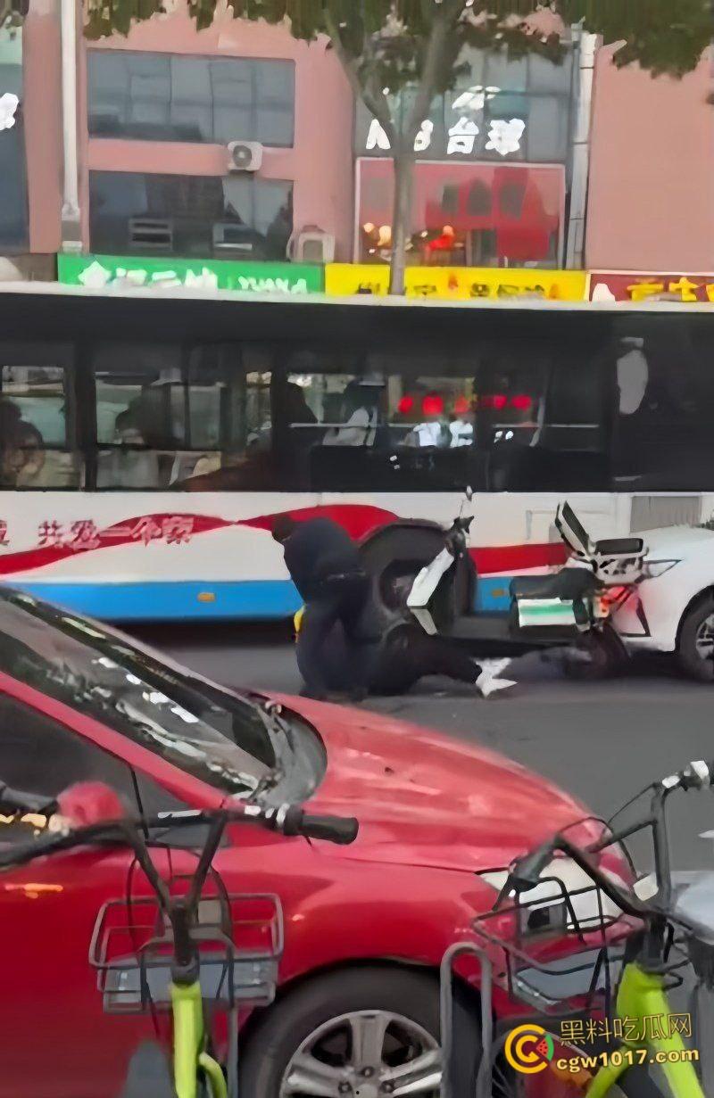 山东日照银色小车撞倒外卖小哥，下车后非但不道歉，反倒暴跳如雷，还遭司机浇水辱骂，路人怒斥霸凌 ！-6