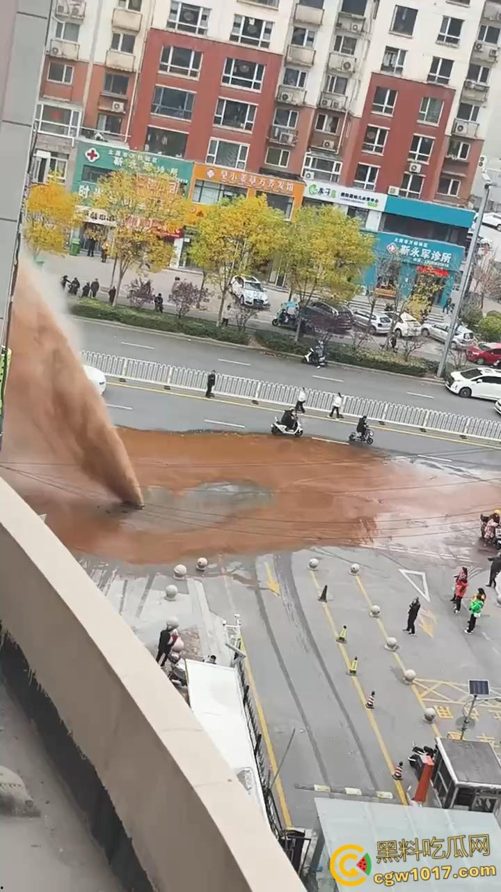 山西太原晋煤悦城，暖气主管道破裂嗷嗷喷水，高温热水裹挟泥沙喷涌而出，水柱高达数米 ！-1