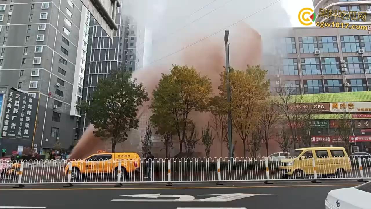 山西太原晋煤悦城，暖气主管道破裂嗷嗷喷水，高温热水裹挟泥沙喷涌而出，水柱高达数米 ！-6