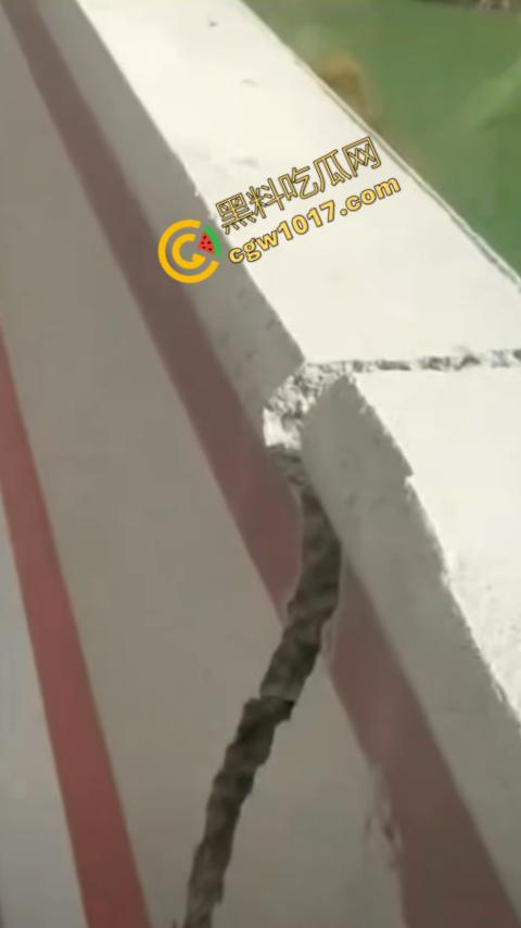 惊悚一幕!四川红旗大桥瞬间坍塌,山体滑坡无情吞噬人类杰作,初建十月竟成废墟,心惊胆战!-3