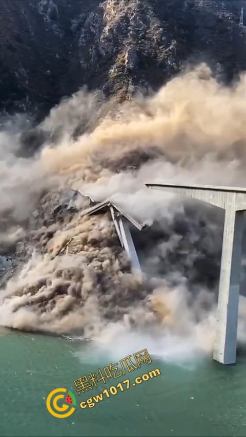 惊悚一幕!四川红旗大桥瞬间坍塌,山体滑坡无情吞噬人类杰作,初建十月竟成废墟,心惊胆战!-5