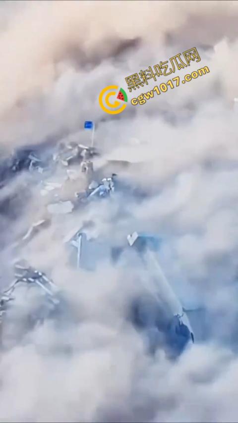 惊悚一幕!四川红旗大桥瞬间坍塌,山体滑坡无情吞噬人类杰作,初建十月竟成废墟,心惊胆战!-6