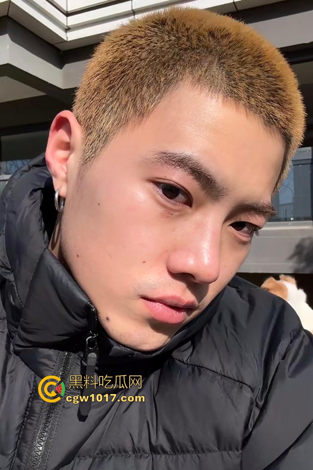 当18岁小伙遇上痴女是什么体验?黄毛小伙大战疯狗痴女,痴女跪地深喉如饿狼吞巨屌白沫拉丝喷脸,精液量大管饱!-5