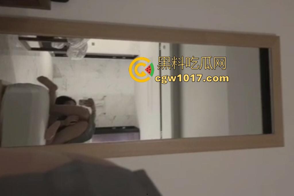 韩国顶级网红模特沦为财阀玩物,被纹身男后入开档肉丝,B紧还要擦润滑剂喷汁,像吃葡萄一样舔男人乳头!-3