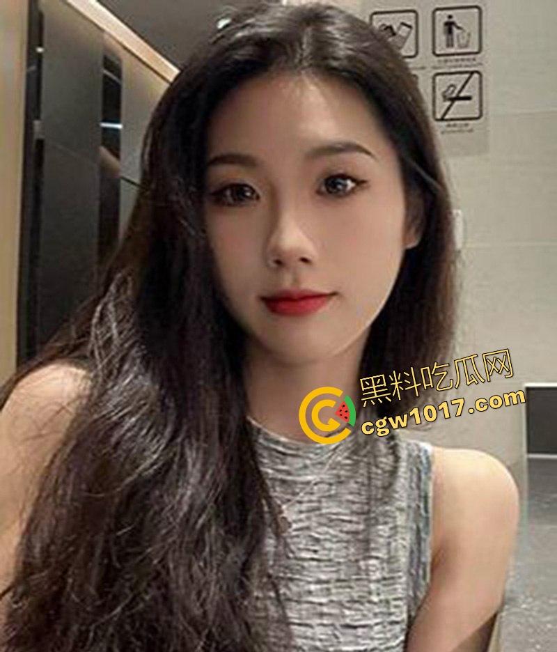 常州轻工大学饭堂激情一刻，JK清纯女大激情相吻，情到浓处直捅裙底骚逼，随后女生跪地疑似深喉口交，当我们不是人是吧！-1