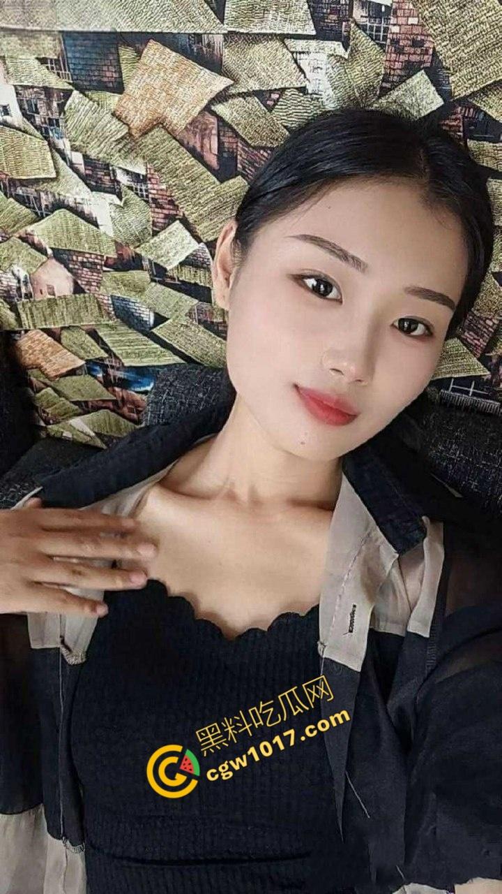 疯狂新婚夜:90后黑丝娇妻被伴郎疯狂爆操,绿帽老公兴奋拍摄,淫态视频网络大爆!-1