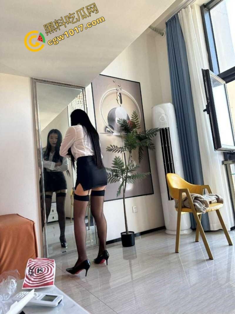 疯狂新婚夜:90后黑丝娇妻被伴郎疯狂爆操,绿帽老公兴奋拍摄,淫态视频网络大爆!-7