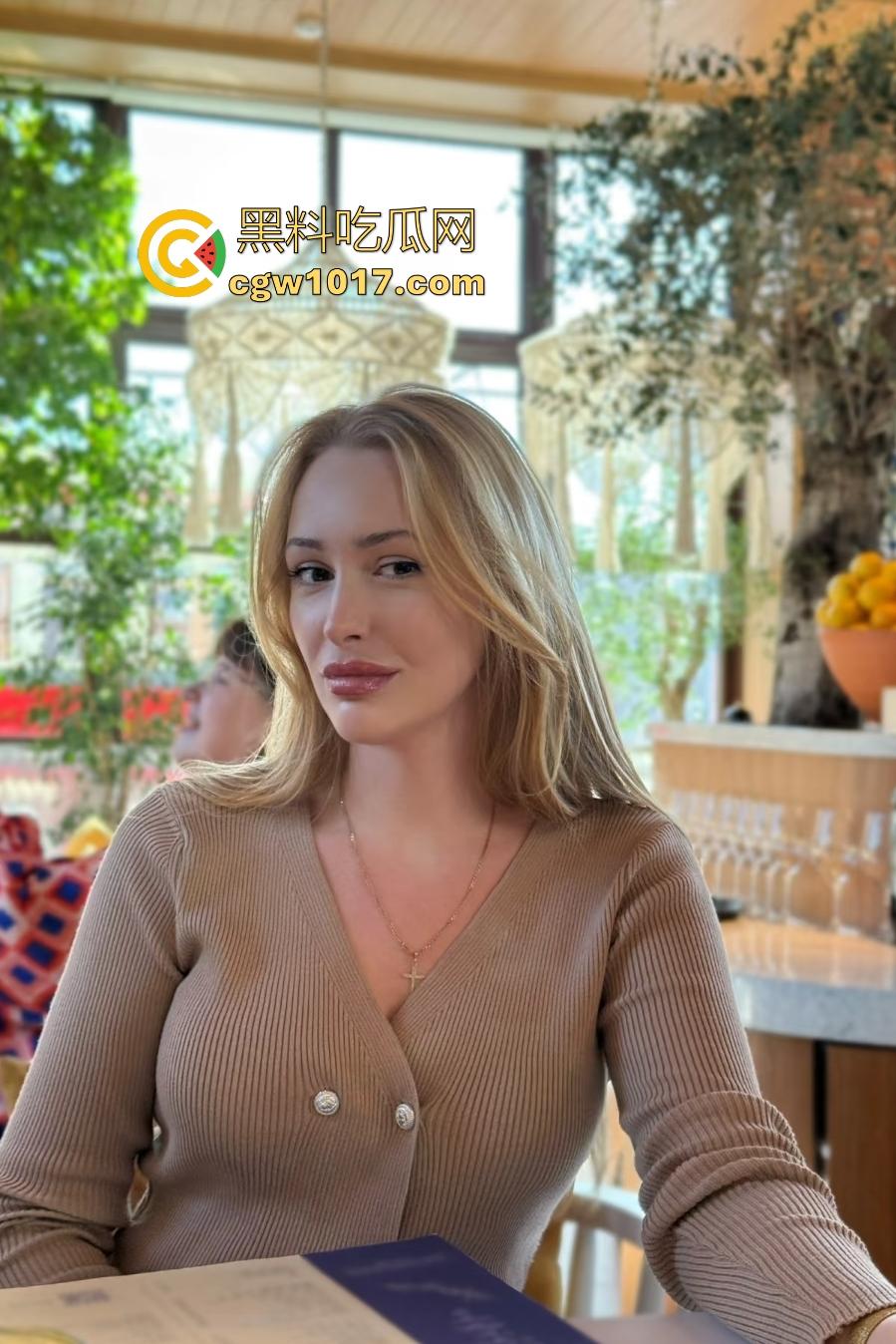 老外美女三头龙扩张,巨无霸三个鸡巴合体大骚逼照吞不误,塞满挤到屁眼都看不到,你敢操她就敢笑你!-1