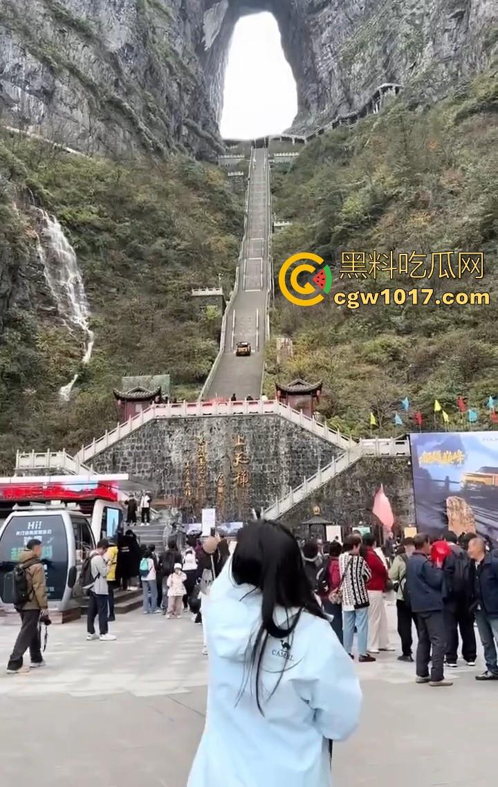 奇瑞风云X3L挑战天门山台阶失败,想复刻路虎冲击天门山营销,结果还是被揽胜吊打,真正的揽胜车主都不会多看一眼!-3