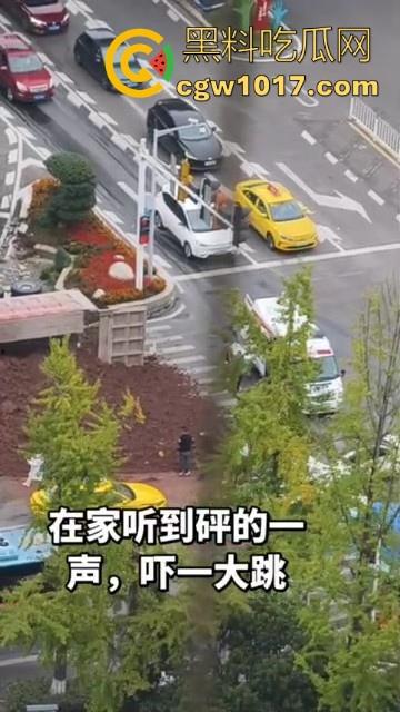 重庆巴南李家坨恒大城发生严重车祸,渣土车碰外卖小电驴,一个侧翻 将旁边的外卖小哥埋压致死,这真是鸡蛋碰石头,死无全尸啊!-4