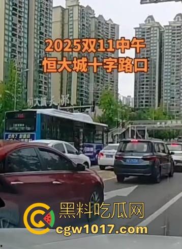 重庆巴南李家坨恒大城发生严重车祸,渣土车碰外卖小电驴,一个侧翻 将旁边的外卖小哥埋压致死,这真是鸡蛋碰石头,死无全尸啊!-7