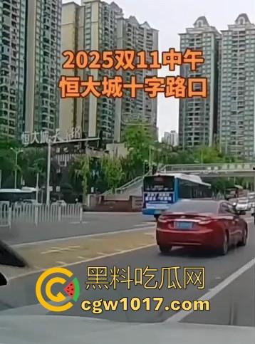 重庆巴南李家坨恒大城发生严重车祸,渣土车碰外卖小电驴,一个侧翻 将旁边的外卖小哥埋压致死,这真是鸡蛋碰石头,死无全尸啊!-8