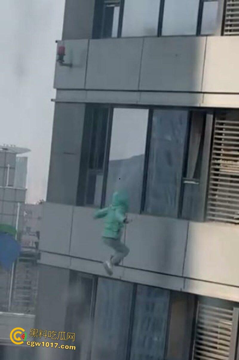 河北石家庄绿衣少女跳楼,警察劝说4个小时无果竟然跑去吃饭,少女觉得自己根本不受重视,竟然直接纵深一跃!-4