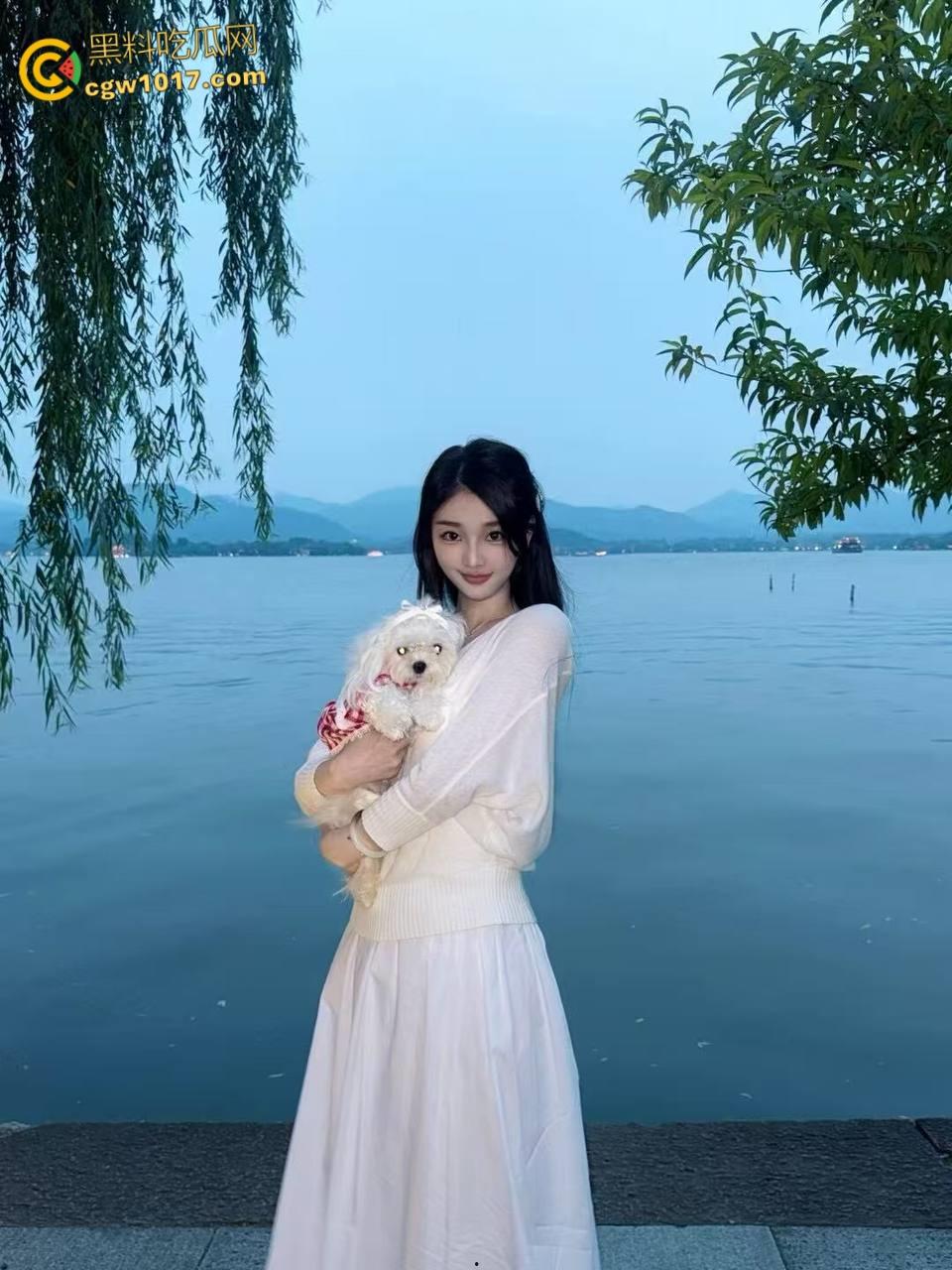 上海淫荡骚妻,被绿帽癖老公献给好兄弟,情趣蕾丝被3P轮操前后夹击,小骚穴被操的白浆四溢,频繁约操如同家宴!-1