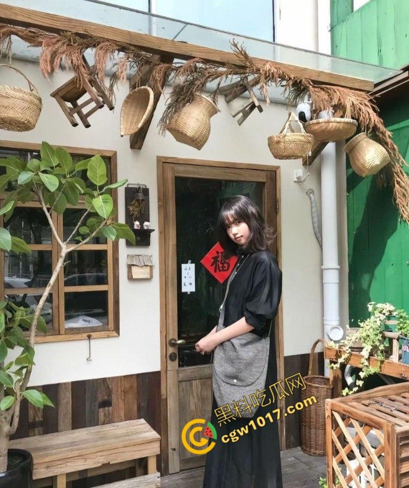 抖音百万网红【妖怪ZZzAI】酒店被抓奸，女友怒曝3P女粉视频，暴打女友，精液横流，人设崩塌，粉丝暴怒退粉！-7