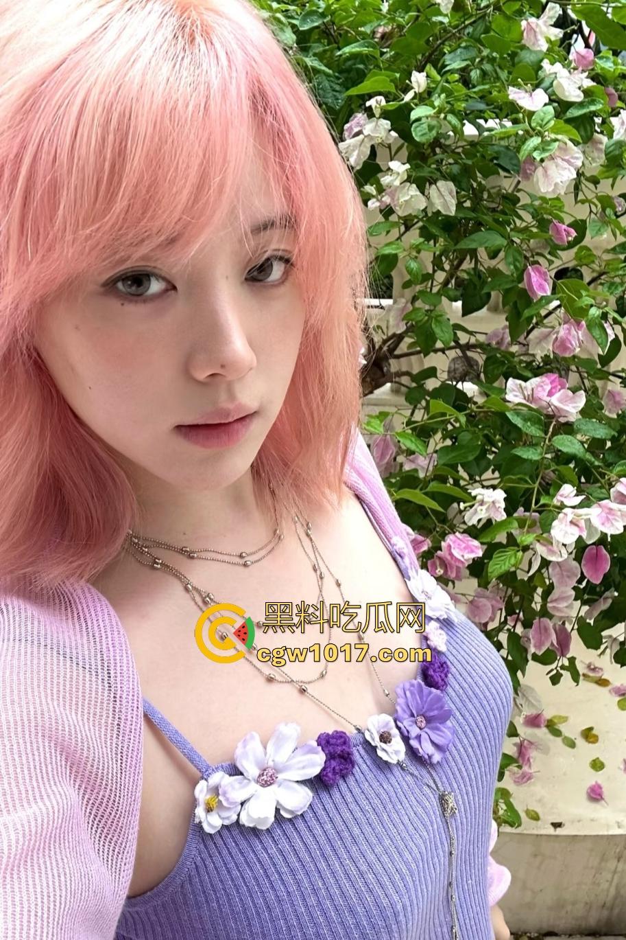 痴女女友想吃鸡巴被迫染粉毛，你别说染发了还挺骚的，调皮脸蛋跪地像狗口交深喉，B毛剃了一半像个小日本！-1