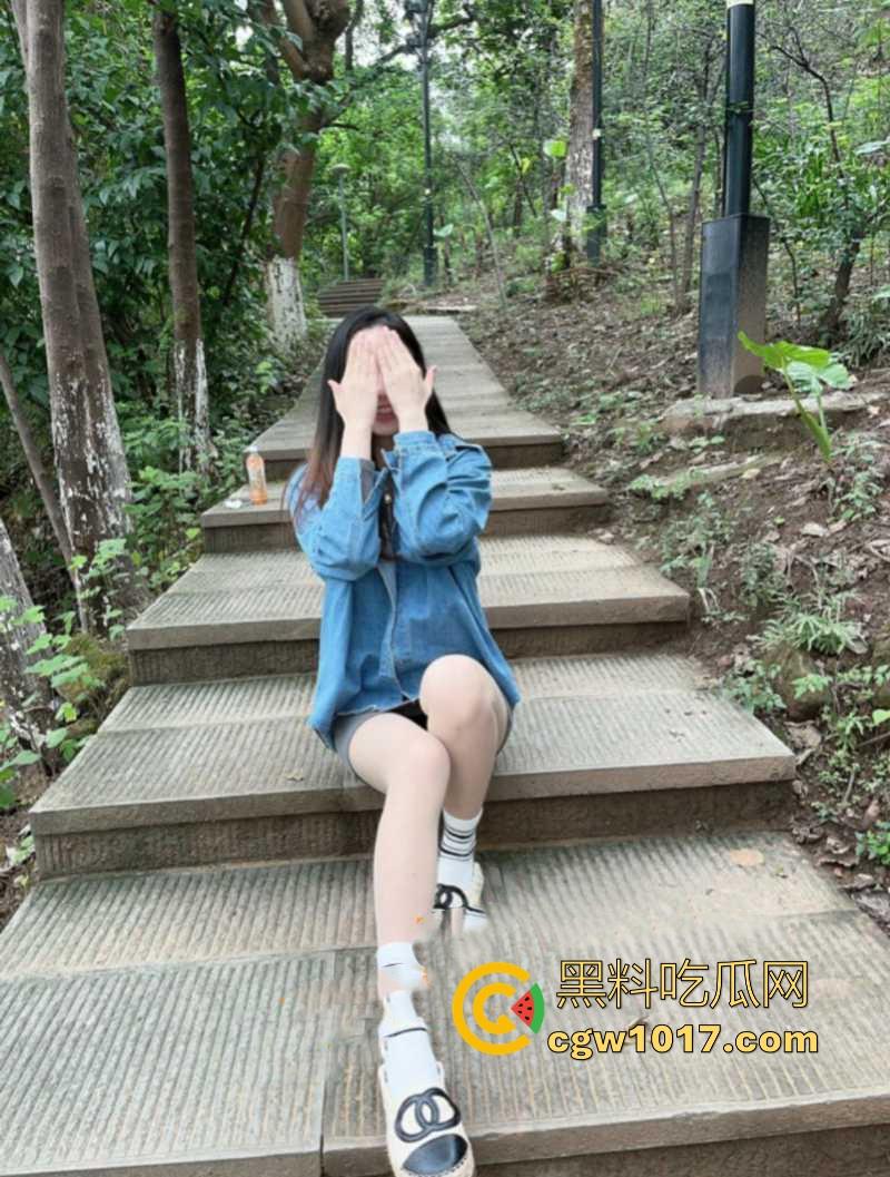 河南高挑骚逼营销【陈奕莹】清纯少女私下却是淫荡的母狗,在家发骚与人裸聊等操,全程露脸揉搓,这逼是真的黑啊!-2
