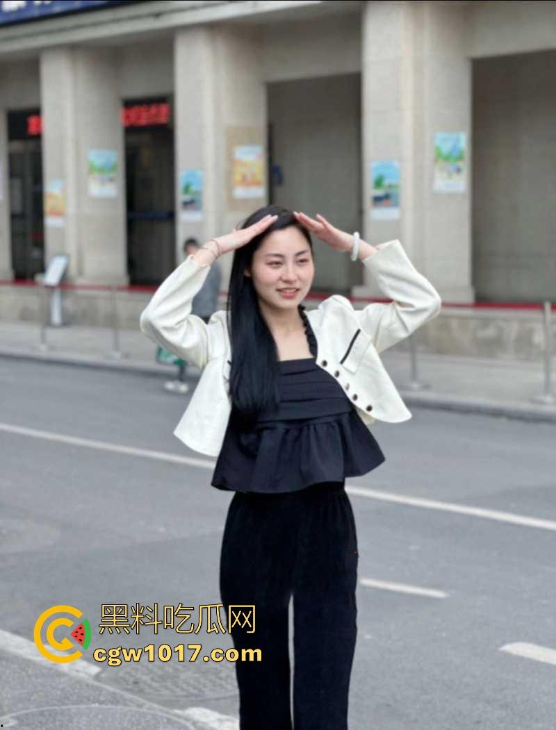 河南高挑骚逼营销【陈奕莹】清纯少女私下却是淫荡的母狗,在家发骚与人裸聊等操,全程露脸揉搓,这逼是真的黑啊!-4