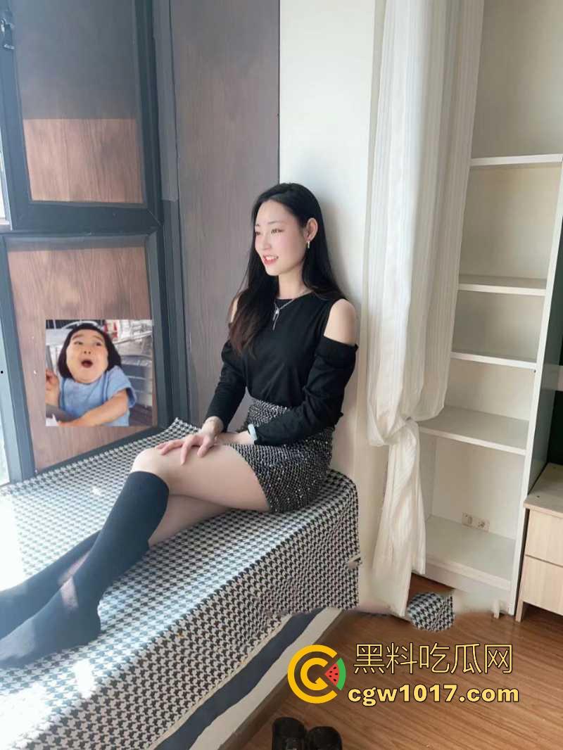 河南高挑骚逼营销【陈奕莹】清纯少女私下却是淫荡的母狗,在家发骚与人裸聊等操,全程露脸揉搓,这逼是真的黑啊!-5