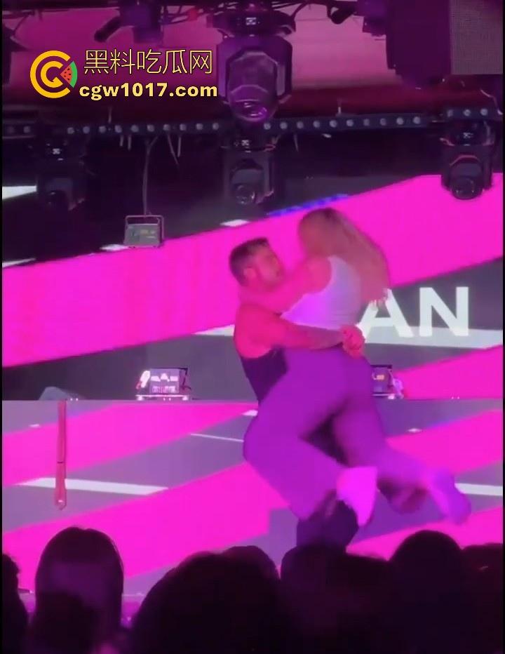 疯马秀都开到香港了吗?澳洲magicman裸男脱衣秀表演视频曝光,随机挑选女观众上台模拟性爱,动作极其辣眼!-9