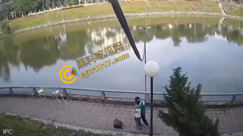 越南13岁男孩持刀暴走：将同学捅伤后推入湖中，辱骂激发致命仇恨，监控全程记录，复仇摄人心魄！-2