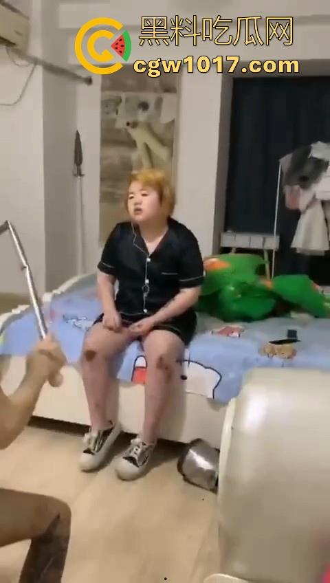 姐妹反目成仇混合双打,精神小妹上门爆揍黄毛大肥婆,水壶铁棍抄起家伙就往头上砸,你别说真有点狠!-1