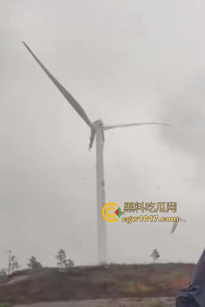 11月9日江西九江鄱阳湖服务区,吉电风扇叶突然断裂,玻璃纤维漫天飞舞,居民吸入有炸肺的风险,这都没人管?-3