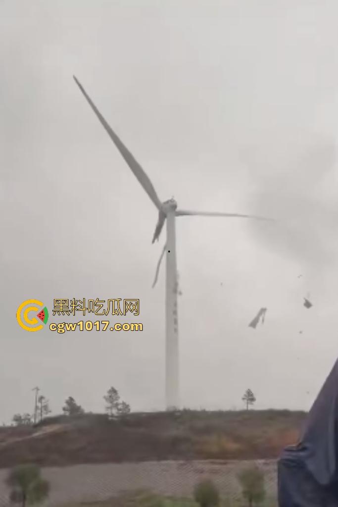 11月9日江西九江鄱阳湖服务区,吉电风扇叶突然断裂,玻璃纤维漫天飞舞,居民吸入有炸肺的风险,这都没人管?-4