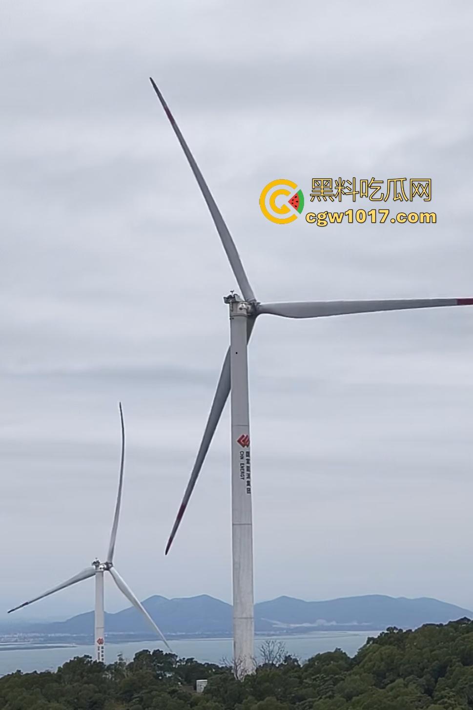 11月9日江西九江鄱阳湖服务区,吉电风扇叶突然断裂,玻璃纤维漫天飞舞,居民吸入有炸肺的风险,这都没人管?-5